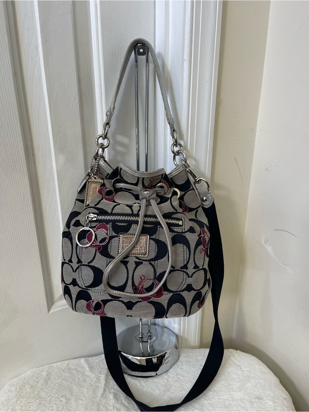 Coach poppy Signature Drawstring Shoulder Bag in Beige, Black and Pink